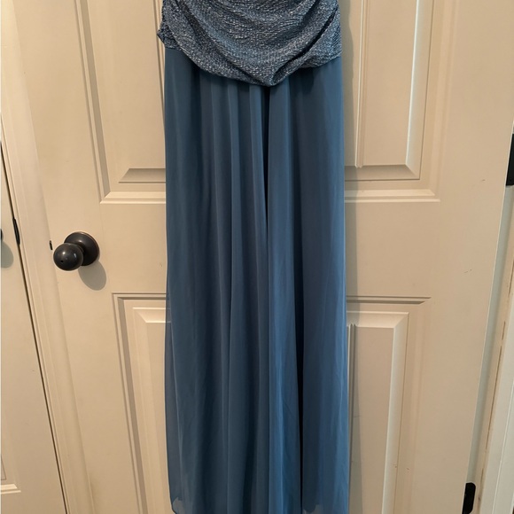 R & M Richard’s ruched sleeveless evening gown. Size 8 - Picture 3 of 9
